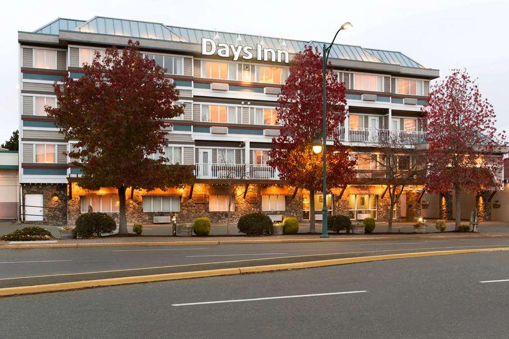 Days Inn By Wyndham Victoria Airport Сидней Экстерьер фото